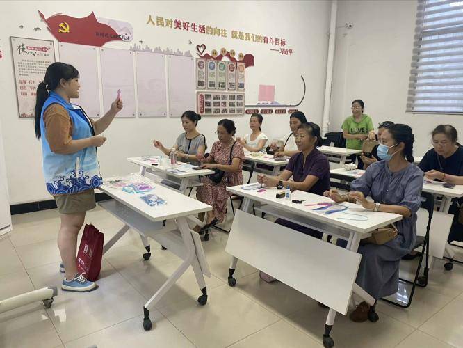 11个，青山区街道社工站打造“家门口”的服务.docx