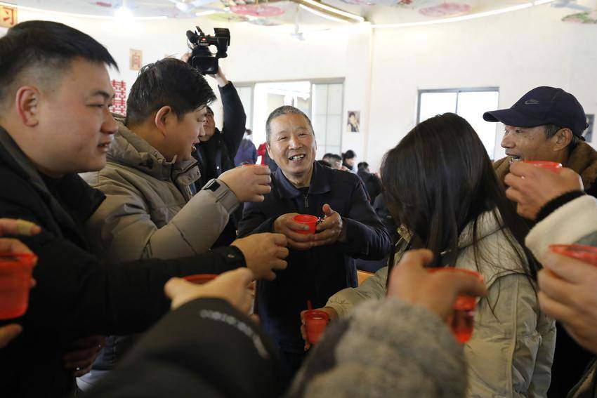 严旭阳给乡亲们敬酒