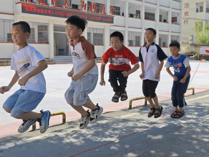 体育活动-‘齐心协力跳长绳’课堂剪影
