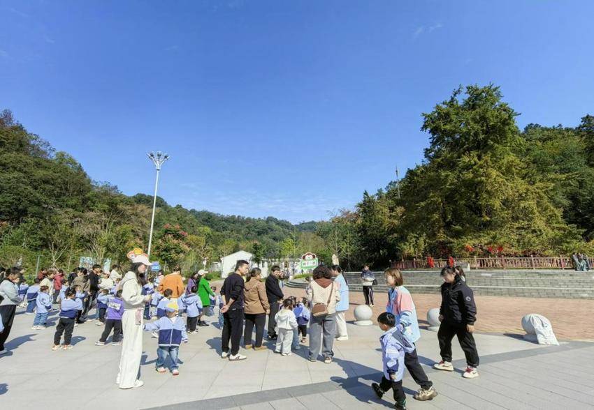 安陆市王义贞镇钱冲村：自然风光与红色文化交相辉映，亲子同乐共度美好时光.docx
