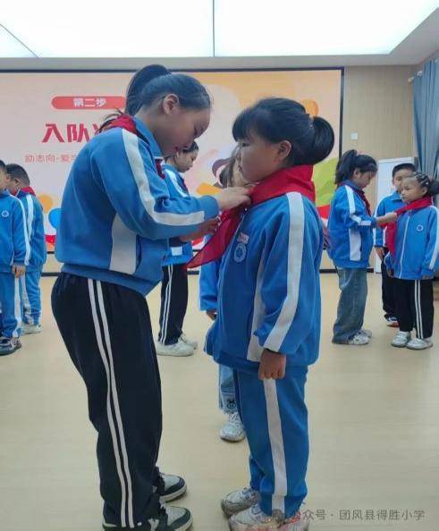 红领巾与朝阳同辉.docx