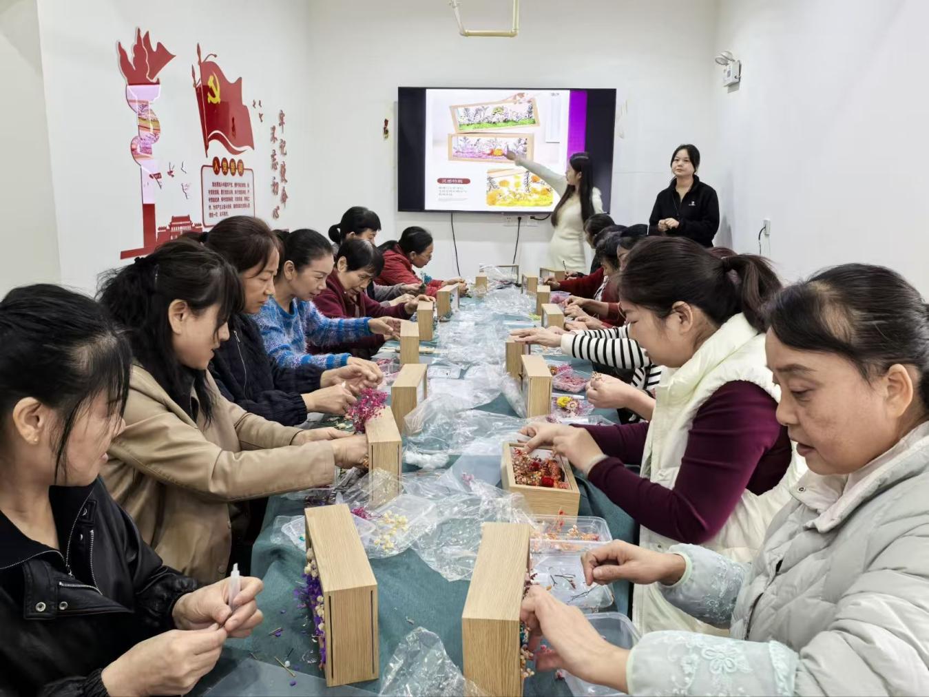 2_（1126武汉市江汉区汉兴街道姑嫂树社区）指尖生花·帧藏美好——姑嫂树社区衍纸画相框制作(1).docx