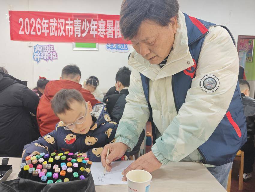 社区开启寒假托管，“五老”带来思政绘画课.doc