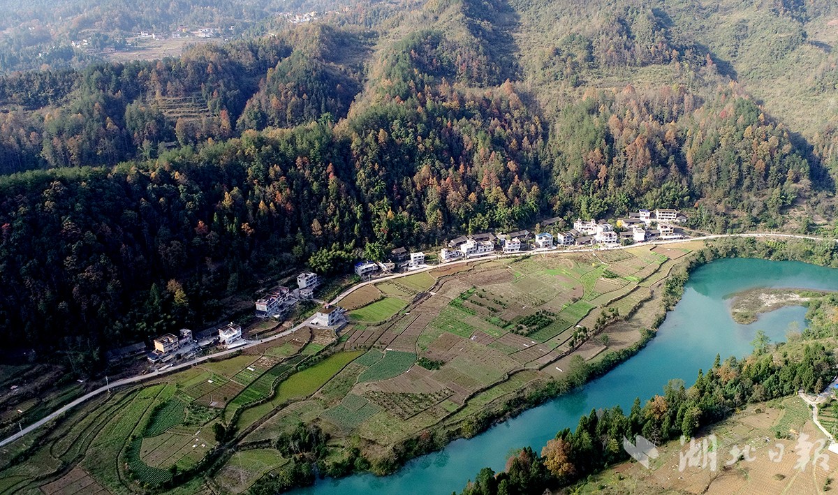青山屏障，篱落江村.JPG