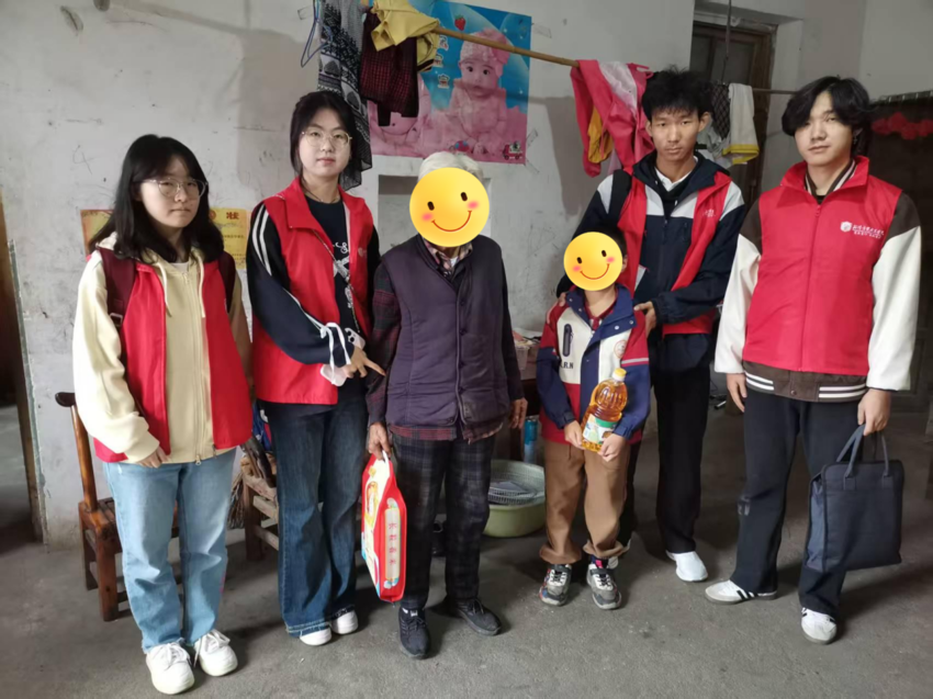 守望红色热土 拥抱红安童心.docx