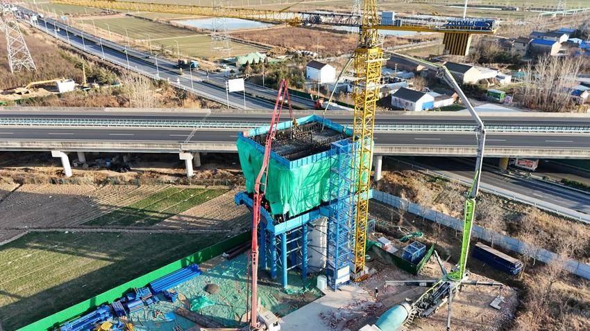 【交通强国】潍宿高铁项目跨S49新扬高速最大连续梁0号块混凝土顺利浇筑.docx