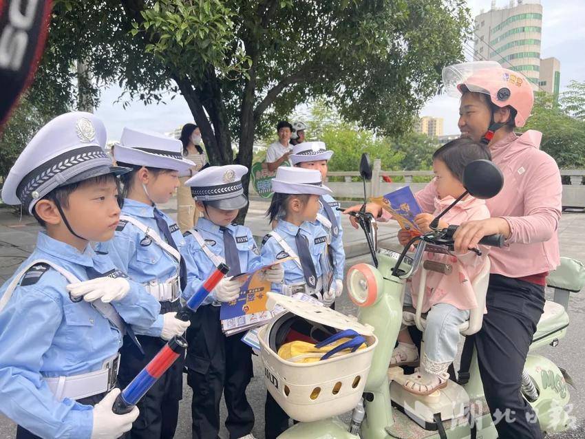 萌娃开展文明交通劝导