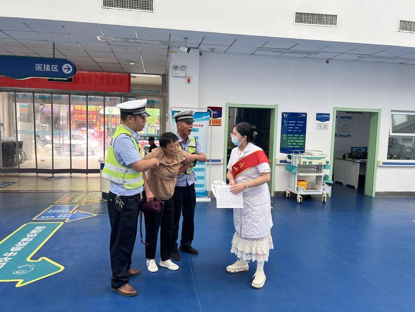 老太突发疾病昏迷倒地 交警紧急送医转危为安