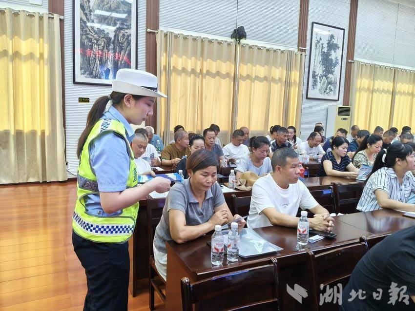嘉鱼县2025年秋季校车安全培训会召开.docx