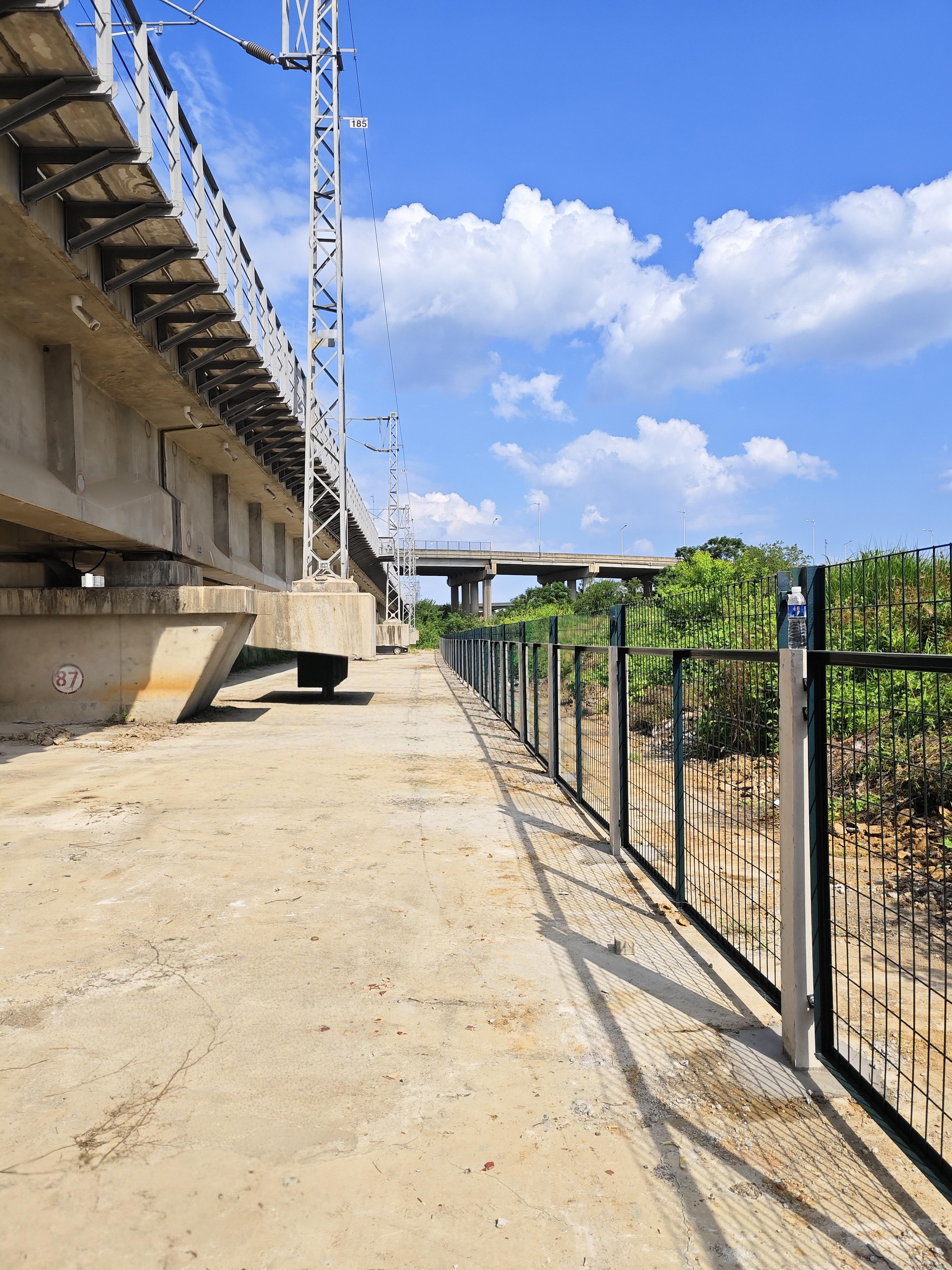 路地同心破难题 携手攻坚护平安——湖北铁路运营公司与长江新区合力整治武黄铁路路外安全环境纪实（8.5刘总定稿）.doc