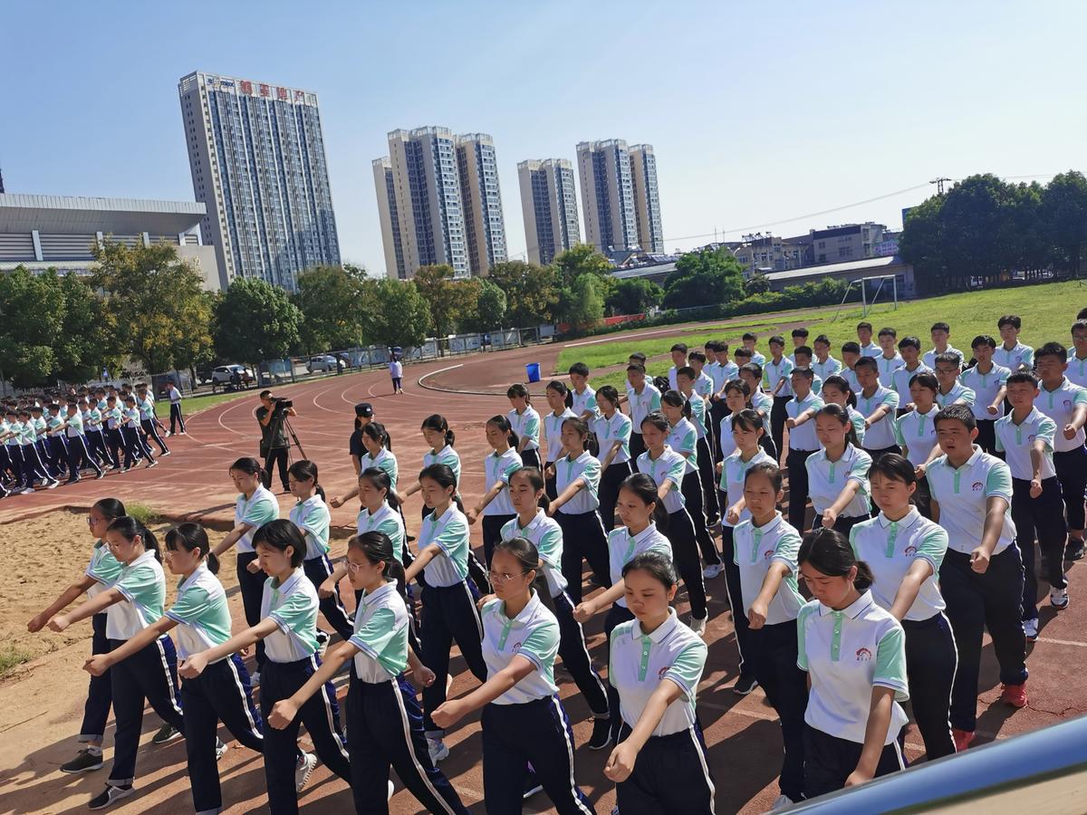 |踢正步、站军姿！襄阳高一新生军训来了