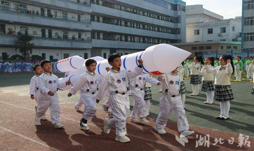 麻城市实验二小举行经典诵读展演活动.docx