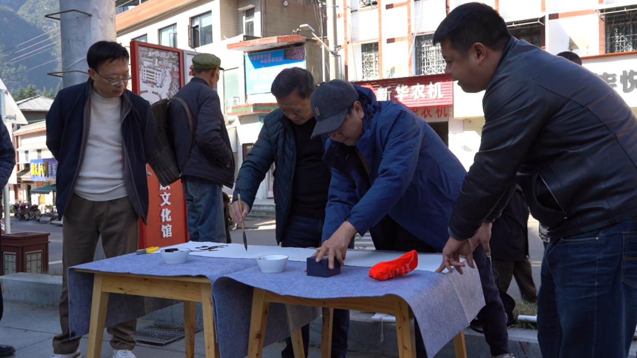 【图文】宜昌长阳：“巴风土韵”耀资丘 非遗传承展活力.docx