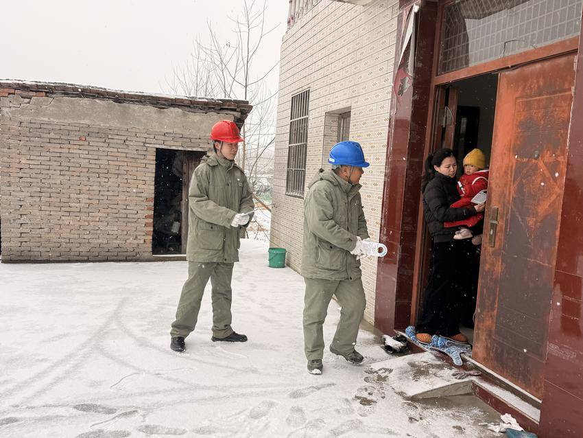 1月20日，国网嘉鱼县供电公司党员服务队深入河埠村村民家中开展安全用电宣传，通过发放便民服务卡和安全手册，手把手讲解冬季安全用电注意事项。（喻蒙）