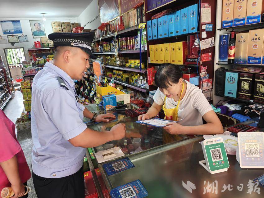 （民警向商户宣传民法典知识）