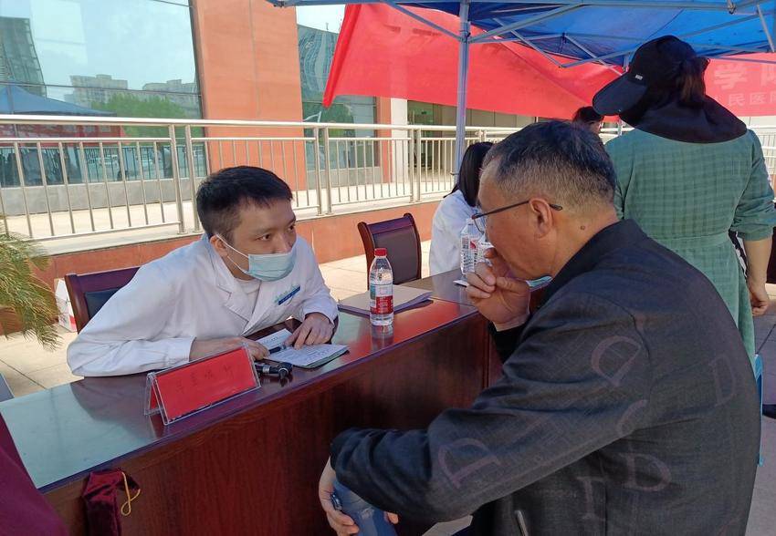 2025.4.11-黄州区龙王山社区开展“春日暖阳·银龄健康”义诊行动 为老年人送上“健康大礼包”.docx