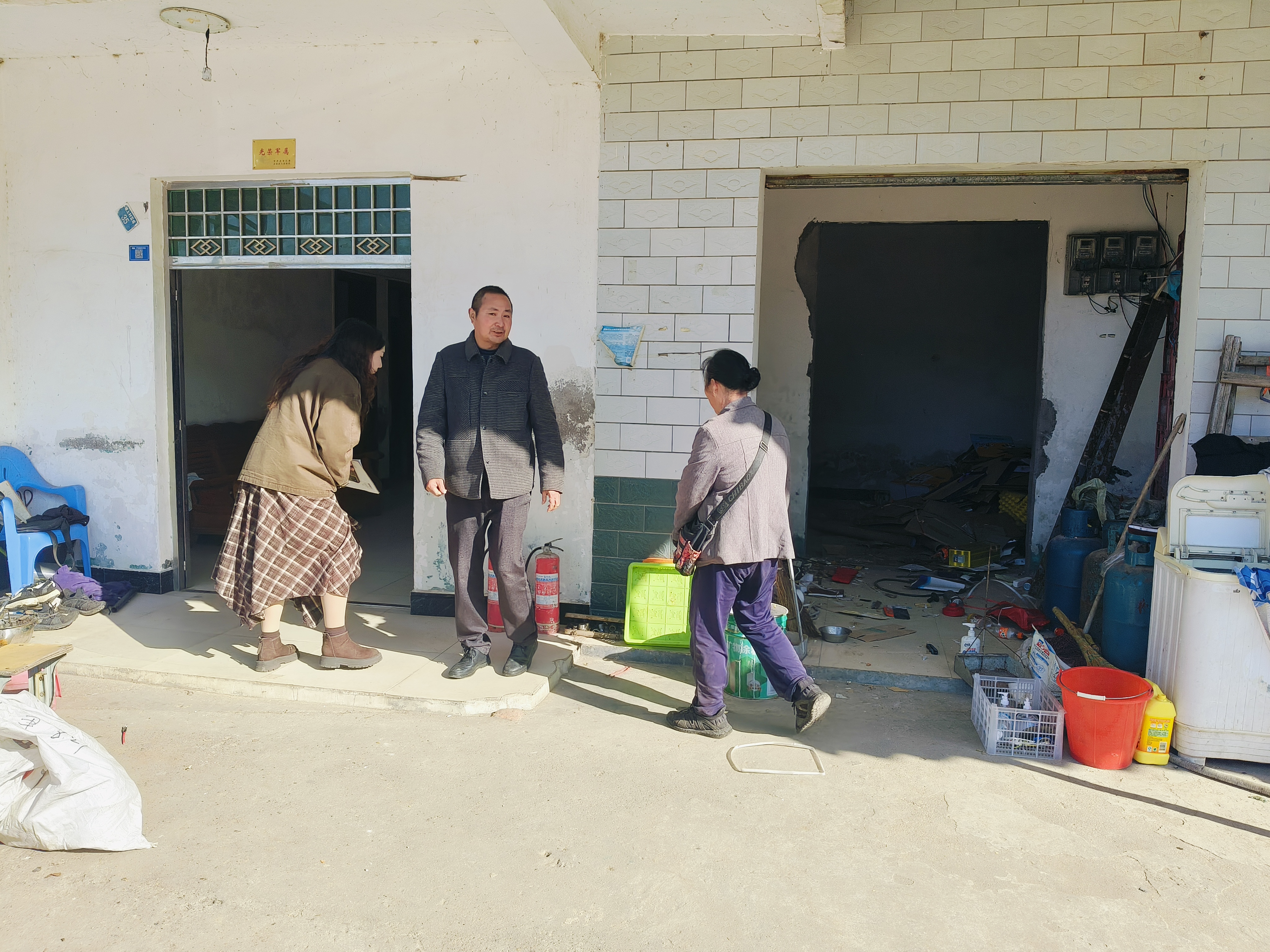 塘上村：开展安全检查 筑牢安全防线.doc