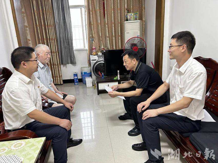 图为开展廉政家访
