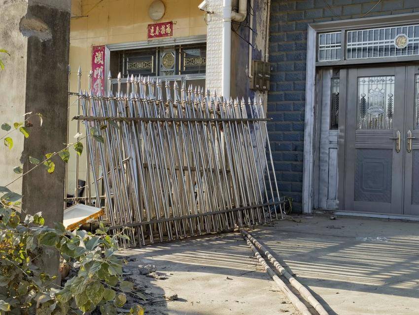 拆围栏、拓道路、装路灯——红安县大河畈村“美丽红城攻坚战”见实效.docx