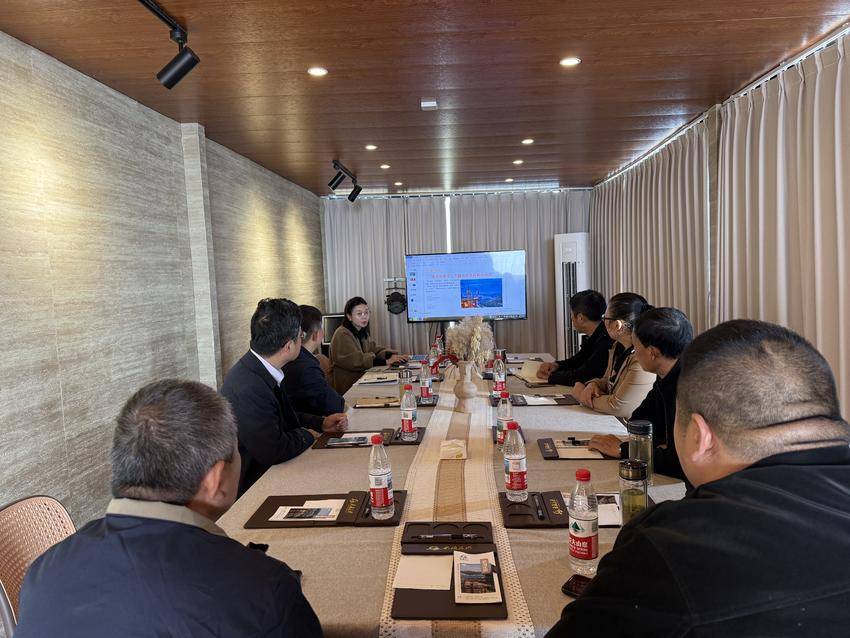 红安县永佳河镇政协活动小组在尾斗山云海庄园在召开动红色文旅和产业融合发展一线协商座谈会.doc