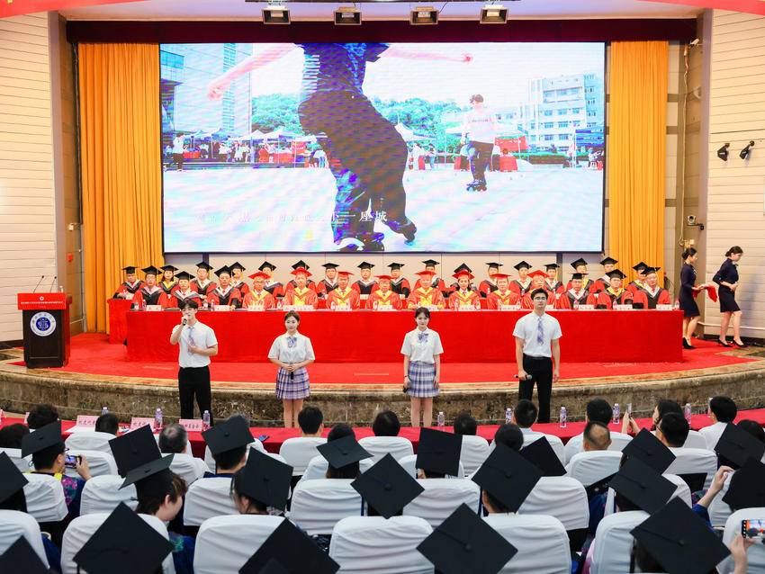 20250620【二审要闻】（新闻稿） 学校举行2025年毕业典礼暨学位授予仪式.doc