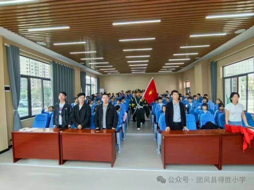 红领巾与朝阳同辉.docx