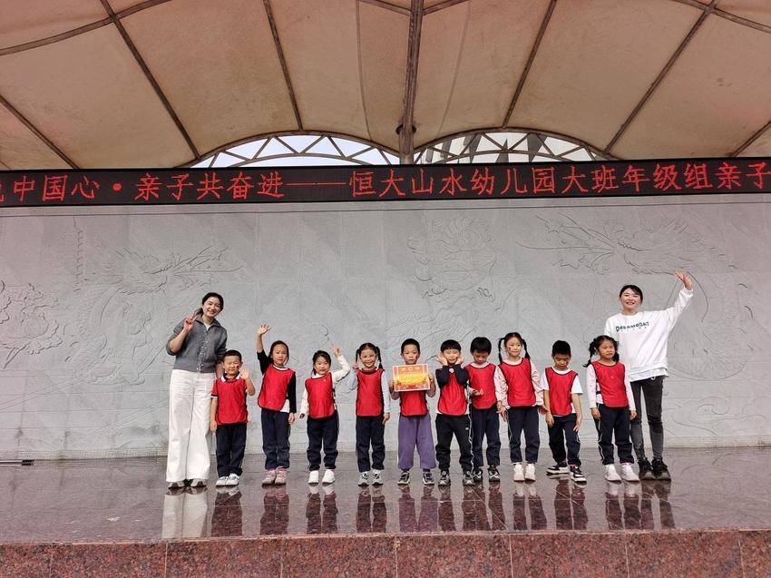 大班组亲子活动新闻稿.docx