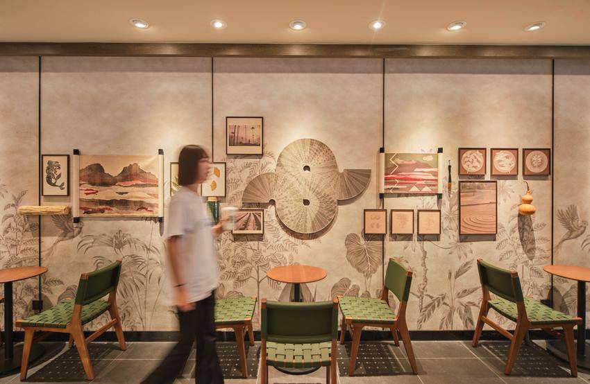 武当山特区首家星巴克开业 “舌尖美食”助推旅游高质量发展(1).docx