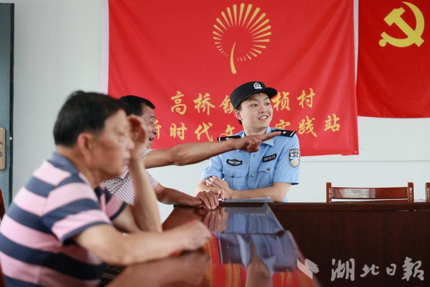 朱峰在调解村民纠纷现场