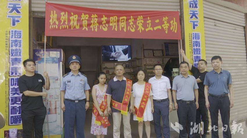 我县为当阳某部嘉鱼籍大校飞行员送喜报1.doc