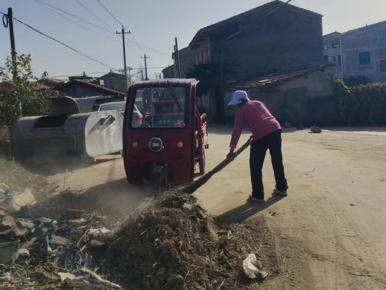 隆七路沿线拆违治乱再发力.docx