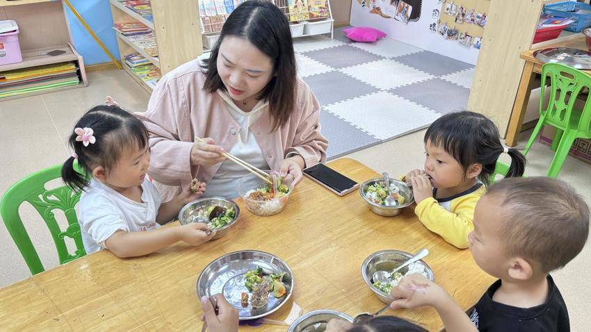 8、育才幼儿园陪餐活动.docx