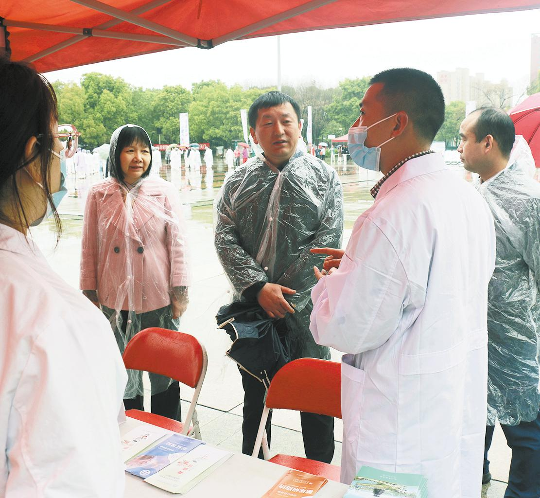 省爱卫办 （省健康办） 副主任张泽文 （中） 等了解基层爱国卫生运动开展情况