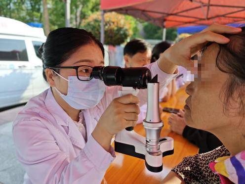 金秋送健康，情暖夕阳红——潜江市中心医院开展敬老月主题大型义诊活动（修改后）.docx