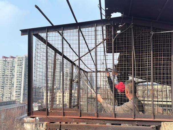 永清街道精细拆除废弃高空“悬笼.docx