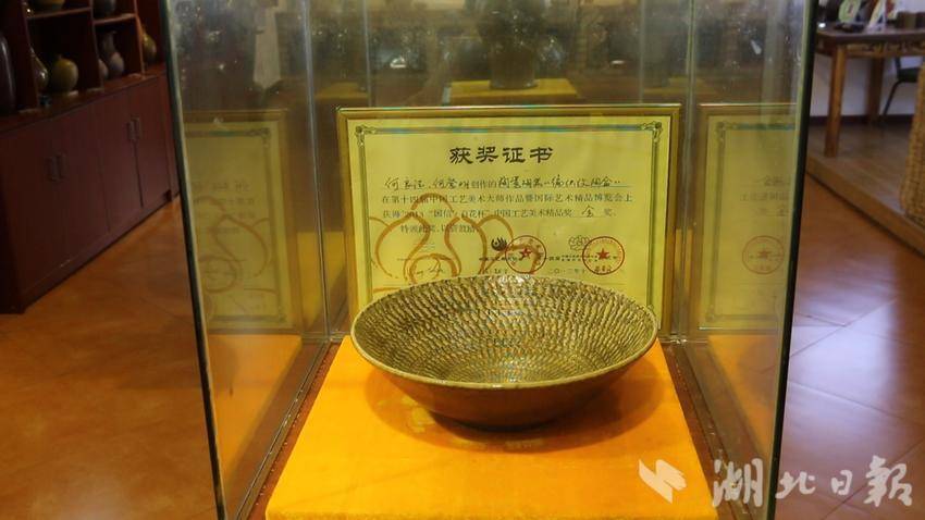 何良法领衔制作的陶器荣获中国工艺美术精品奖金奖