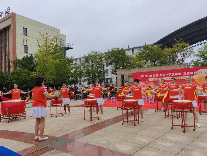 家国同庆迎双节，青山镇街道各社区共绘邻里温情画卷.docx