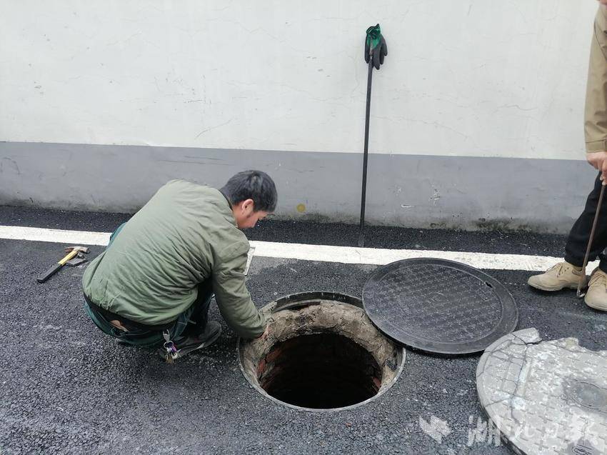 （1114）老河口市秋丰路社区：更换破损井盖  守护“脚下”安全.docx