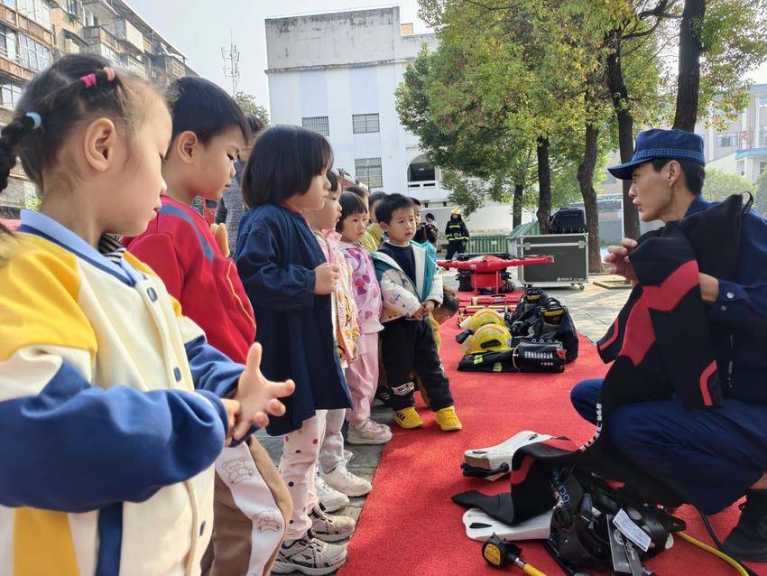 11.5宜昌市葛洲坝西坝幼儿园开展消防安全主题教育活动.docx