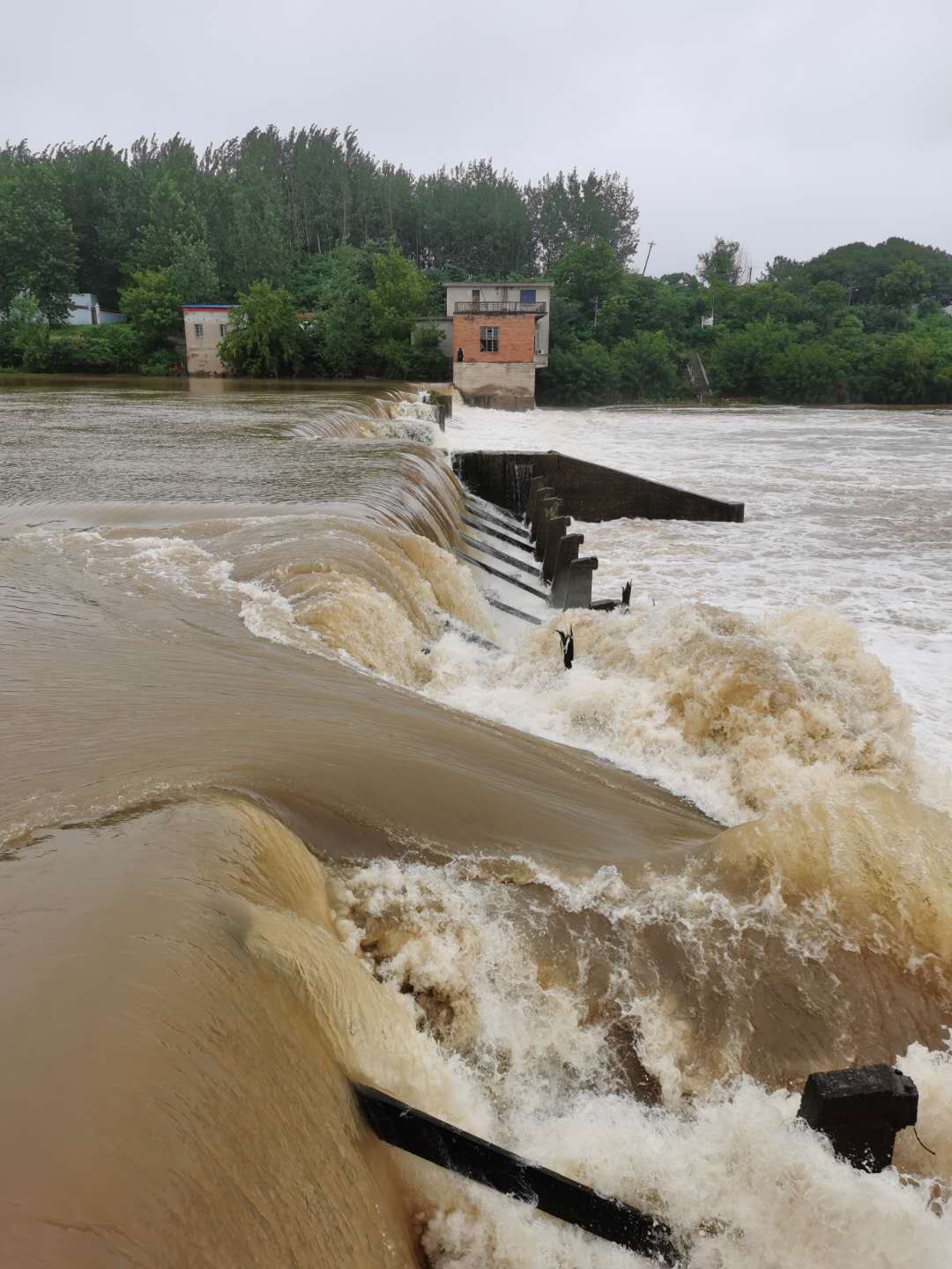 7月12日高关泄洪 田店镇防汛队员巡查大富水.jpg