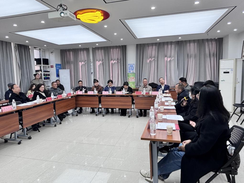 汉兴街道成立首个楼宇理事会激活“楼商居”融合治理新引擎.docx