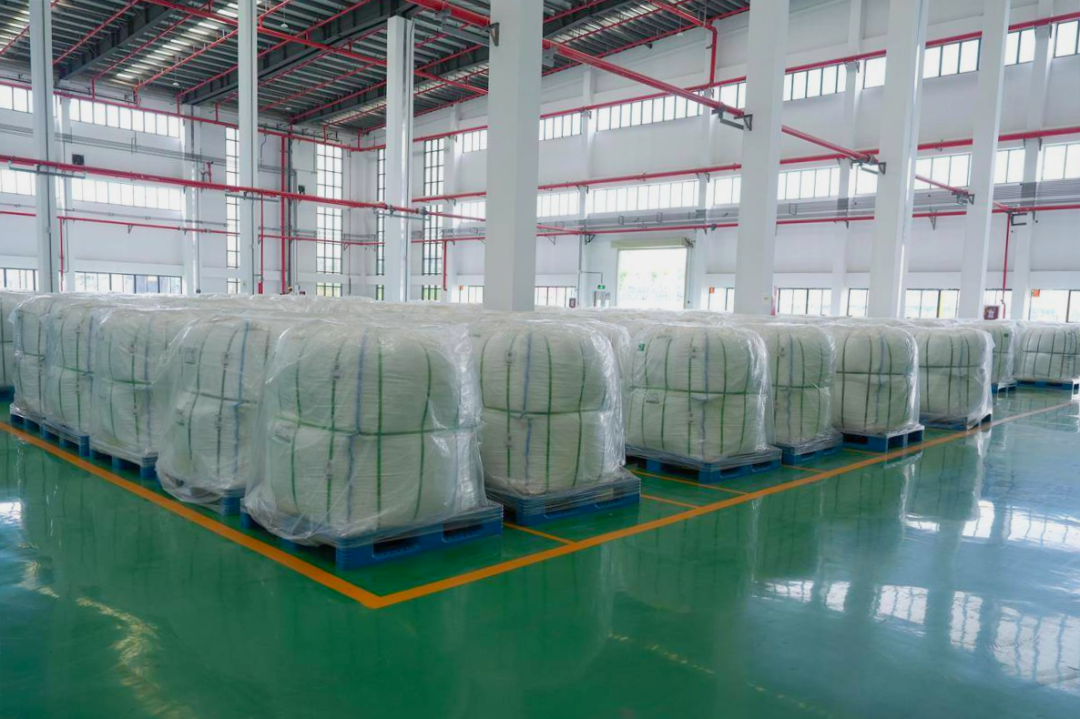 仓库中打包好的碳酸锂成品。（湖北日报全媒记者 刘路 实习生 刘湘韵 摄）.jpg