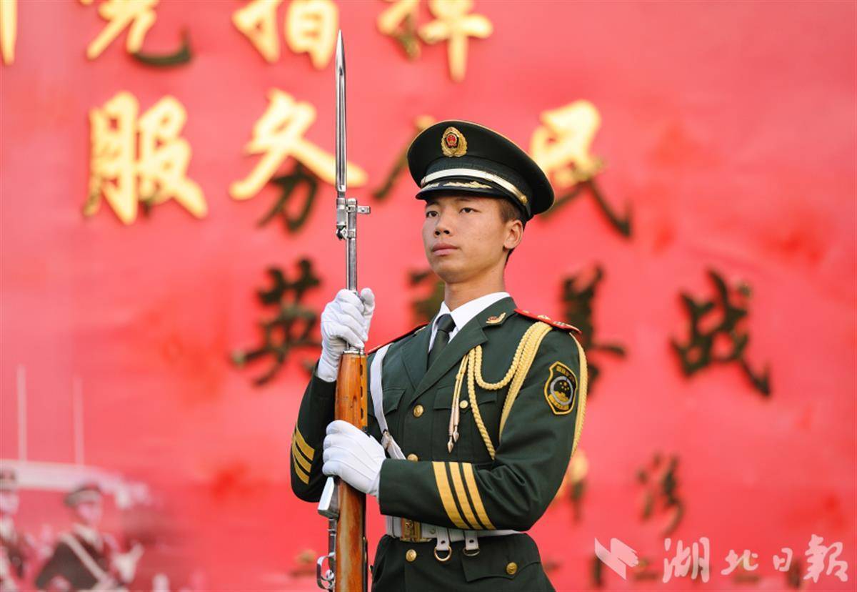 杨愉锐服役时留影。