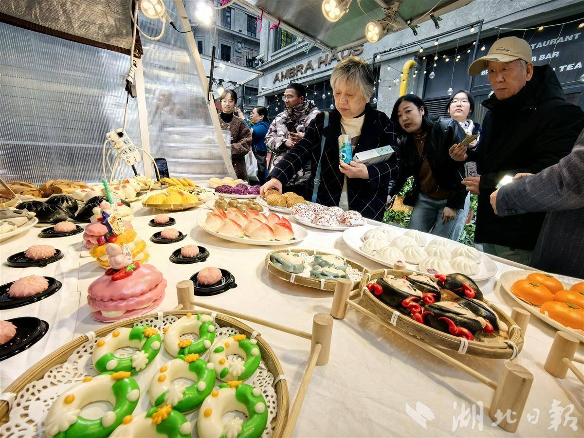 现场展示监利面点师的作品