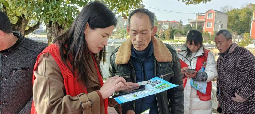 陈贵镇：便民服务进湾组 贴心关怀暖人心.docx