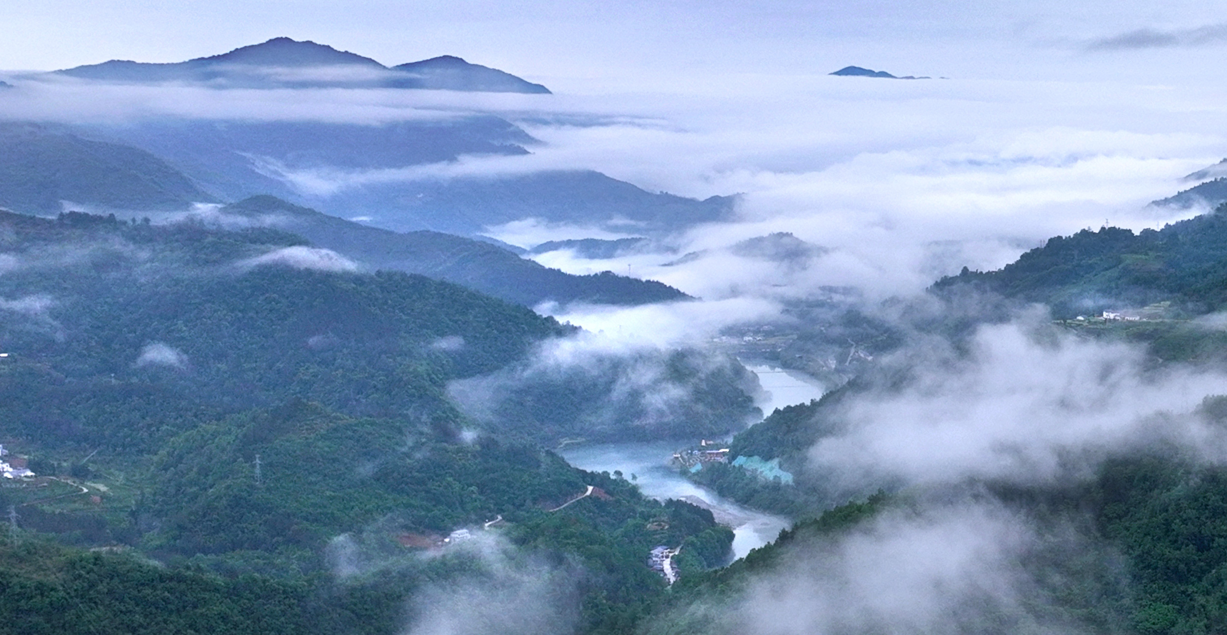 云游山峦泉成溪