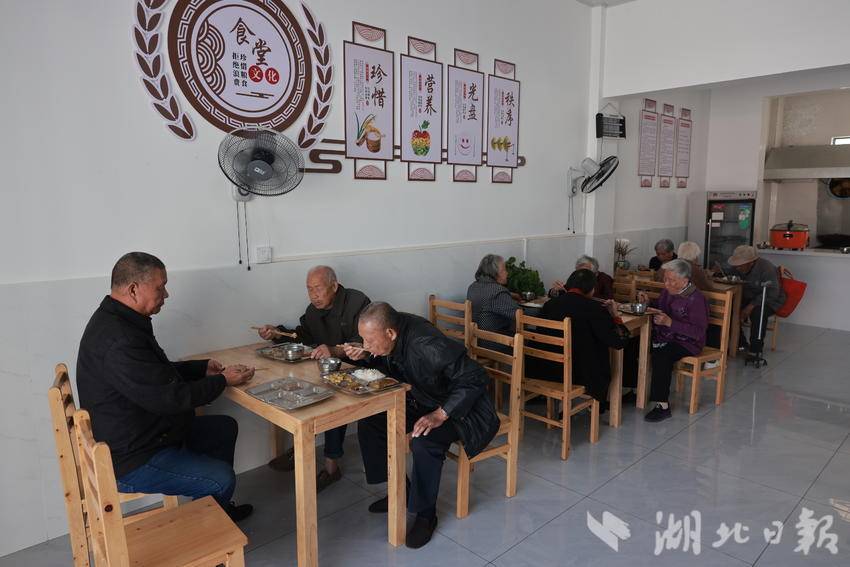 云梦县吴铺镇长塘村老人在幸福食堂就餐。通讯员聂杰杰