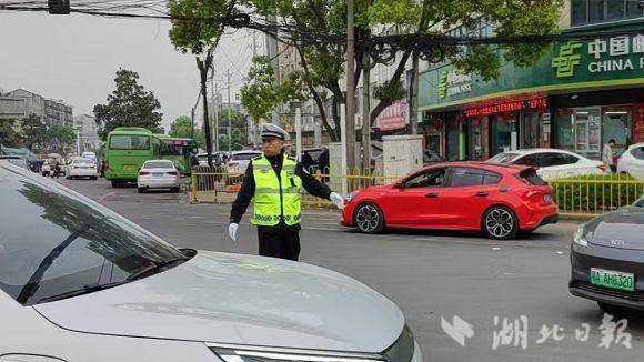 警力压向一线！广水交警全力做好清明节假期交通安保工作