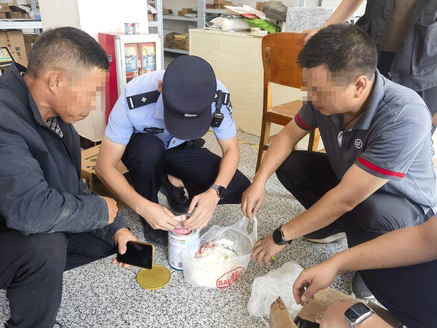 民警从奶粉罐中取出被骗资金。