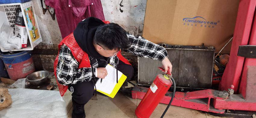 德润社区开展节前消防安全检查+筑牢安全防线.doc